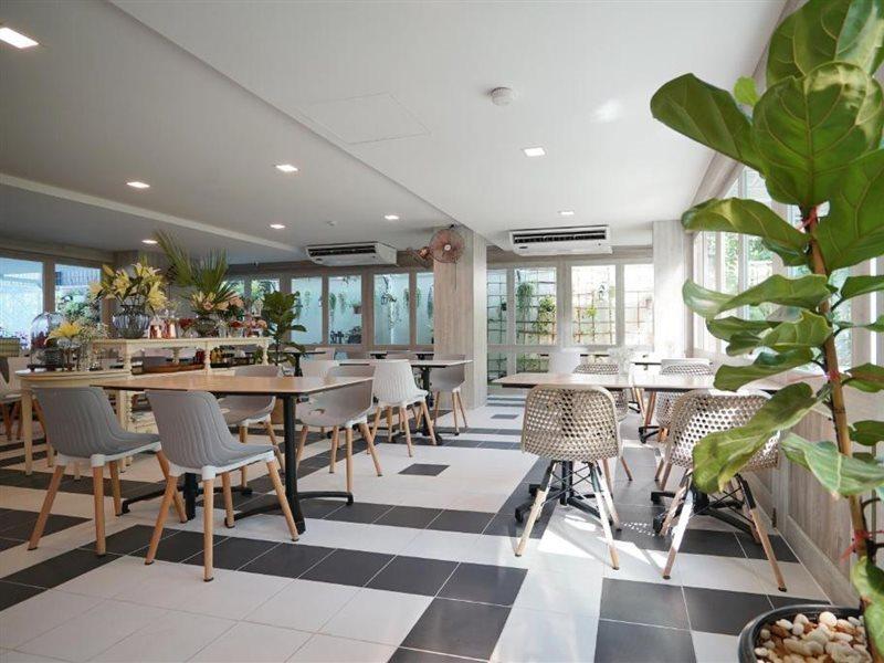 The Qube Fifty Hotel Bangkok Exterior foto